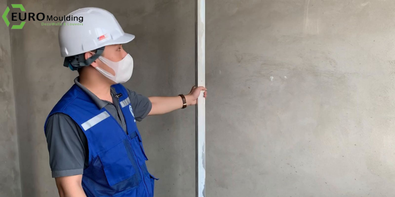 Việc kiểm tra mặt tường trước khi thi công tấm ốp nhựa chống ẩm