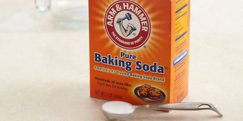 Trộn bột baking soda với nước để làm sạch các vết bẩn trên thanh lam